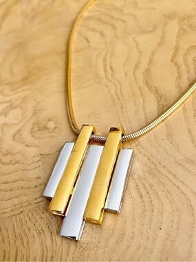 Avon 1976 Vintage Gold Silver Tone Pendant Necklace